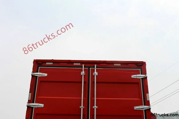 Dongfeng Commercial Vehicle Tianlong camion lourd 245 ch 6X2(8 roues) camion porteur 9,6 m avec cabine à couchette et caisse fermée Carrosse