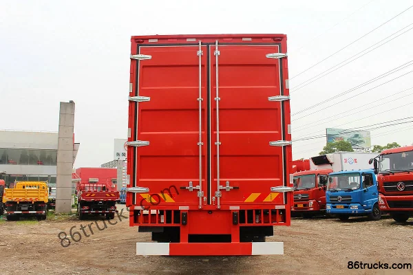 Dongfeng Commercial Vehicle Tianlong camion lourd 245 ch 6X2(8 roues) camion porteur 9,6 m avec cabine à couchette et caisse fermée Carrosse