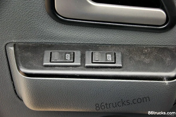 Shijun Skat Light Truck 95hp 4X2(6 wheels) 3.2m dump truck Cab (3) | 86Trucks