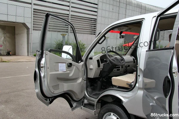 Foton Times KQ1 129hp 4X2(6 wheels) 2.67m Double Row Stake Light Truck Cab (1) | 86Trucks