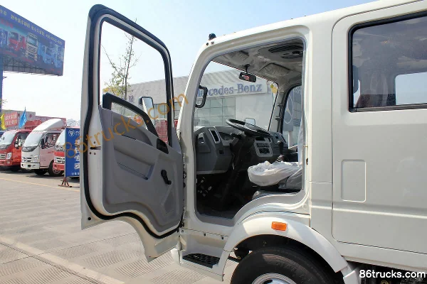 Sinotruk HOWO Hanjun 102 hp 4X2(6 wheels) 3.2m double-row flatbed light truck Cab (1) | 86Trucks