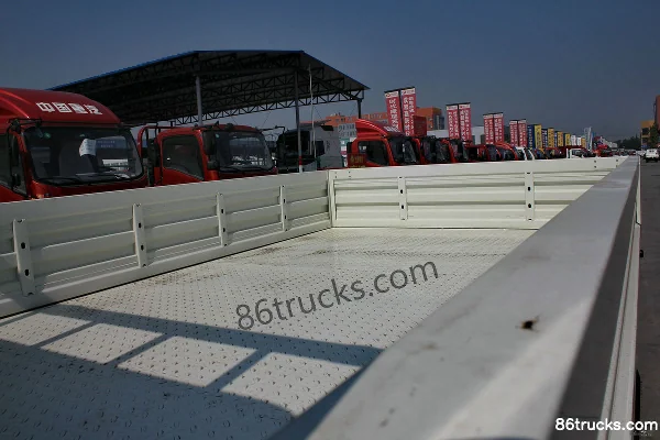 Sinotruk HOWO Hanjun 102 hp 4X2(6 wheels) 3.2m double-row flatbed light truck Body (1) | 86Trucks