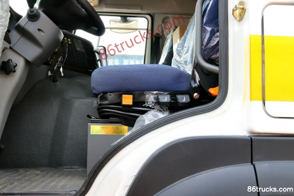 Sinotruk HOWO heavy truck 380 hp 6X4(10 wheels) CNG tractor truck (natural gas transport truck) Cab (3) | 86Trucks