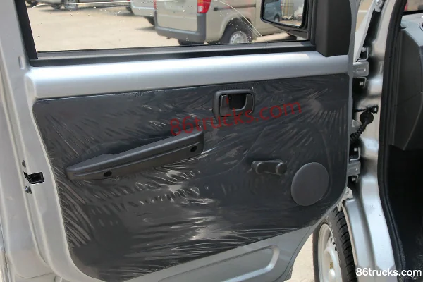 Wuling Rongguang mini truck 1.2L 82 hp 4X2(6 wheels) gasoline 2.71m single-row mini truck Cab (2) | 86Trucks