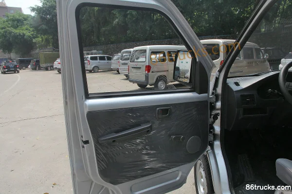 Wuling Rongguang mini truck 1.2L 82 hp 4X2(6 wheels) gasoline 2.71m single-row mini truck Cab (1) | 86Trucks