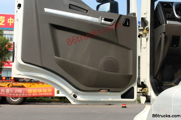 SHACMAN Delong New M3000 245 hp 6X2(8 wheels) cargo truck Cab (3) | 86Trucks