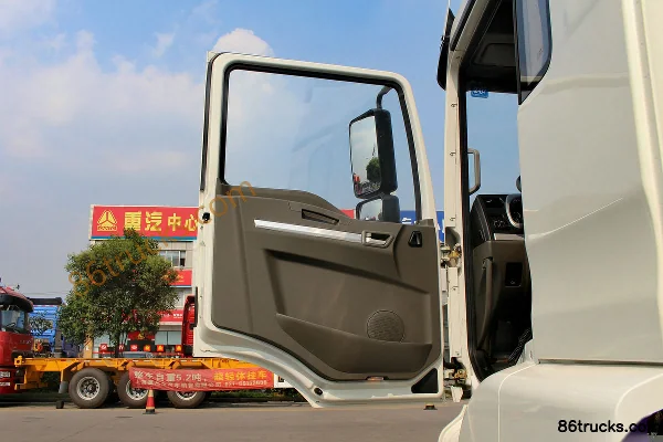 SHACMAN Delong New M3000 245 hp 6X2(8 wheels) cargo truck Cab (1) | 86Trucks
