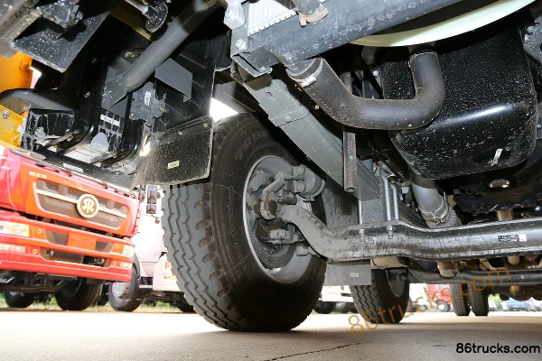 Sinotruk Steyr DM5G camion lourd 240 ch 6X2(8 roues) camion porteur à caisse fermée 9,4 m Châssis (3) | 86Trucks