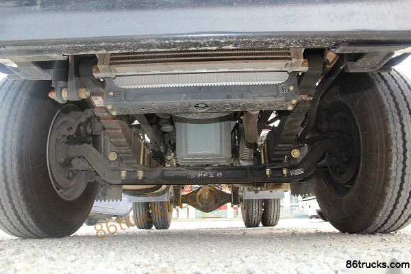 FAW Jiefang J6L Medium Truck 220 hp 4X2(6 wheels) Tractor Truck Chassis (1) | 86Trucks
