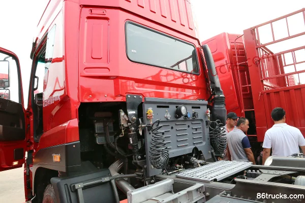 Sinotruk Steyr D7B Heavy Truck 380 hp 6X4(10 wheels) Tractor Truck Chassis (2) | 86Trucks