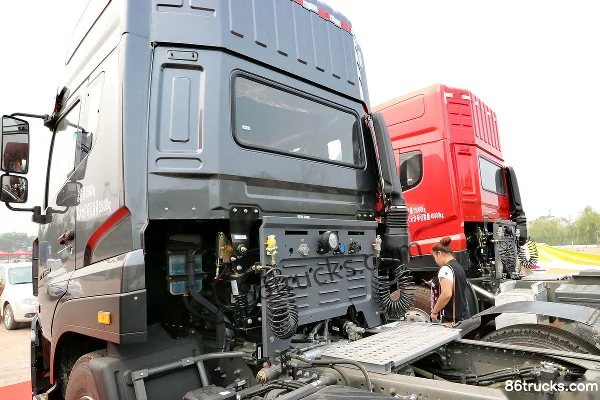 Sinotruk Steyr D7B Heavy Truck 380 hp 6X2(8 wheels) Tractor Truck (High Top) Chassis (2) | 86Trucks
