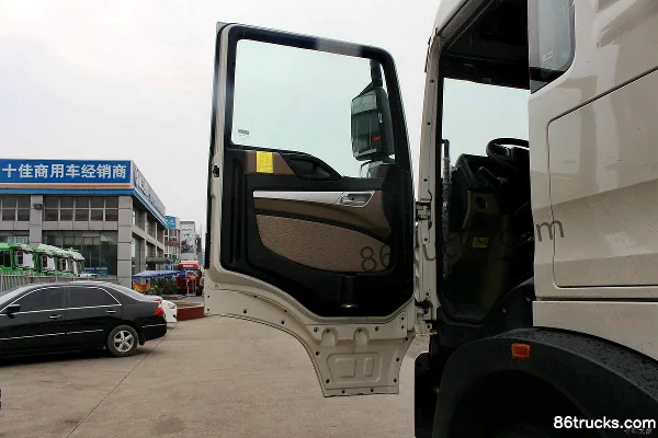 Sinotruk HOWO T5G Heavy Truck 280 hp 6X2(8 wheels) Cargo Truck Chassis Cab (1) | 86Trucks