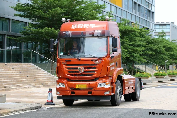 Union Truck V290 Heavy Truck 290 hp 4X2(6 wheels) Tractor Truck Exterior (2) | 86Trucks