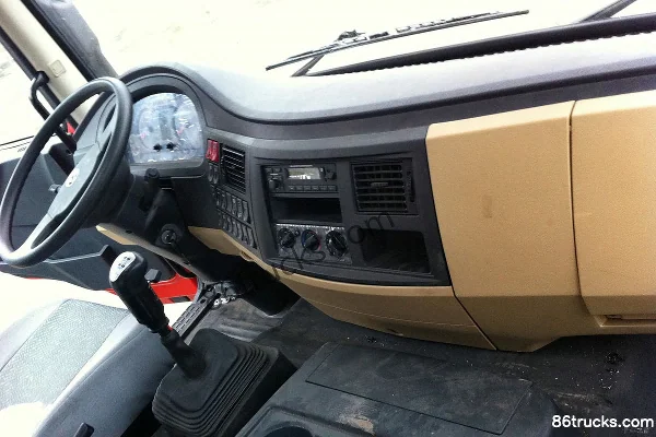 Dongfeng Heavy Truck 290 hp 4X2(6 wheels) Tractor Truck Cab (2) | 86Trucks