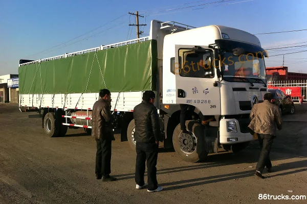 Dongfeng Chuangpu Heavy Truck 210 hp 6X2(8 wheels) 9.6m Stake Truck Exterior (3) | 86Trucks