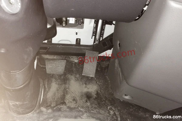 Dongfeng Commercial Vehicle Jiayun 150 hp 4X2(6 wheels) 5.1m Single Row Stake Truck Cab (3) | 86Trucks