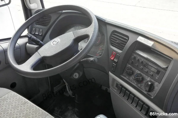 Dongfeng Commercial Vehicle Jiayun 150 hp 4X2(6 wheels) 5.1m Single Row Stake Truck Cab (2) | 86Trucks