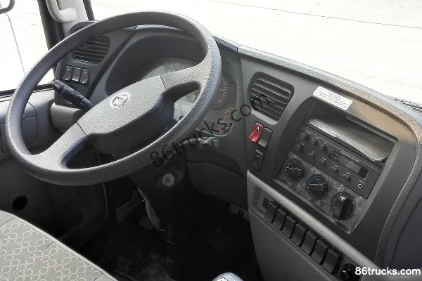 Dongfeng Commercial Vehicle Jiayun 120 hp 4X2(6 wheels) 4.1m Single Row Stake Truck (Blue Plate) Cab (2) | 86Trucks
