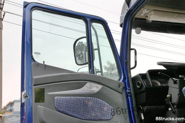 Sinotruk Haohan J5G camion lourd version légère 340 ch 8X4(12 roues) camion porteur fourgon 9,5 m Cabine (2) | 86Trucks