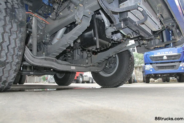 Sinotruk Haohan J5G camion lourd version légère 340 ch 8X4(12 roues) camion porteur fourgon 9,5 m Châssis (2) | 86Trucks