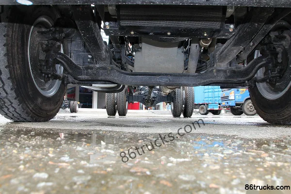 FAW Jiefang Qingdao Long V Medium Truck 140 hp 4X2(6 wheels) 5.8m Cargo Truck Chassis (1) | 86Trucks