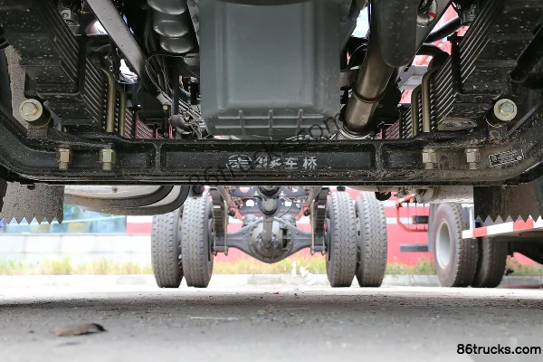 FAW Jiefang J6L camion moyen 164 ch 4X2(6 roues) porteur à ridelles 6,8 m Châssis (1) | 86Trucks