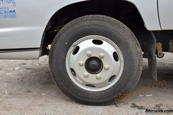 Foton Aoling Jieyun 82 ch 4X2(6 roues) camion léger plateau double cabine 2,7 m Châssis (2) | 86Trucks
