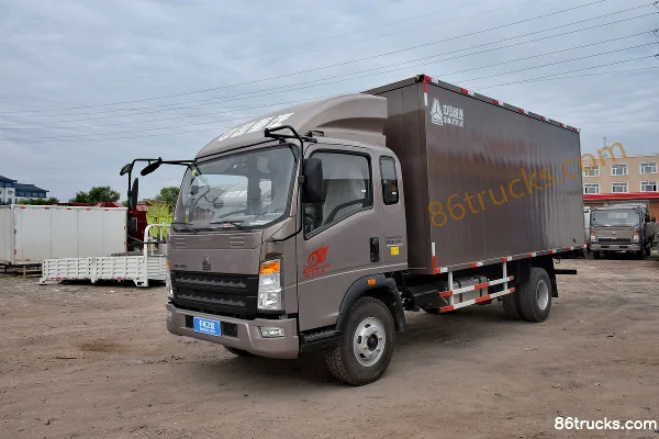 Sinotruk HOWO Tongsai 180hp 4X2(6 wheels) 5.2m Semi-row Van Cargo Truck Exterior (3) | 86Trucks