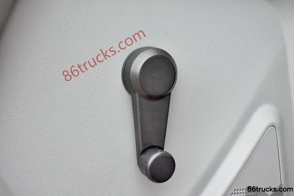 Sinotruk HOWO Tongsai 180hp 4X2(6 wheels) 5.2m Semi-row Van Cargo Truck Cab (3) | 86Trucks