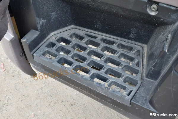 Sinotruk HOWO Tongsai 180hp 4X2(6 wheels) 5.2m Semi-row Van Cargo Truck Cab (2) | 86Trucks