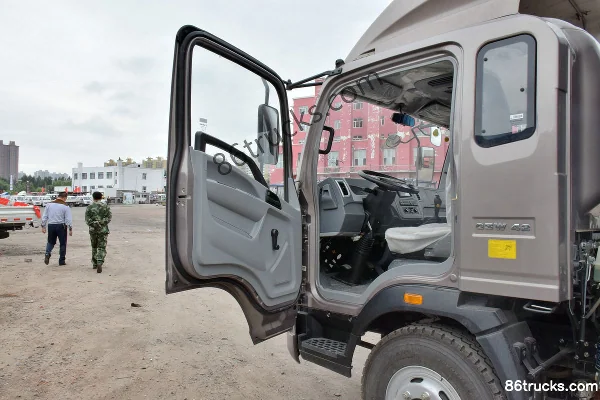 Sinotruk HOWO Tongsai 180hp 4X2(6 wheels) 5.2m Semi-row Van Cargo Truck Cab (1) | 86Trucks