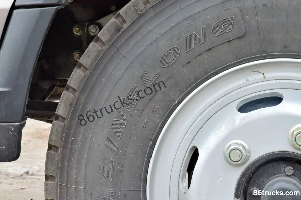 Sinotruk HOWO Tongsai 180hp 4X2(6 wheels) 5.2m Semi-row Van Cargo Truck Chassis (3) | 86Trucks