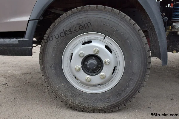 Sinotruk HOWO Tongsai 180hp 4X2(6 wheels) 5.2m Semi-row Van Cargo Truck Chassis (2) | 86Trucks