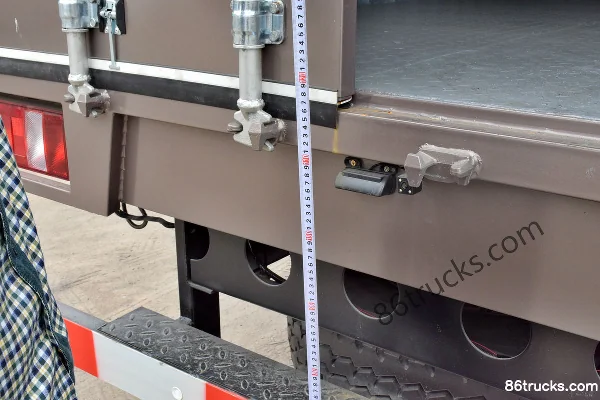 Sinotruk HOWO Tongsai 180hp 4X2(6 wheels) 5.2m Semi-row Van Cargo Truck Body (2) | 86Trucks