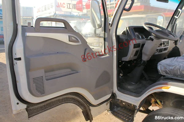JAC Kangling 33 Medium Body 116 ch 4X2(6 roues) 3.8m cab-over flatbed light truck Cabine (1) | 86Trucks