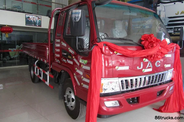 JAC Junling E6 130 ch 4X2(6 roues) camion léger à plateau 3,8 m cabine avancée Extérieur (2) | 86Trucks