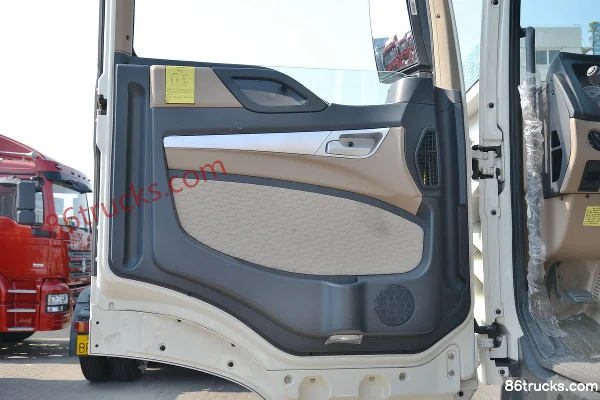 Sinotruk HOWO T5G 240 ch 6X4(10 roues) camion citerne Cabine (2) | 86Trucks