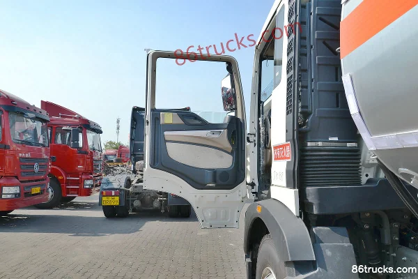Sinotruk HOWO T5G 240 ch 6X4(10 roues) camion citerne Cabine (1) | 86Trucks
