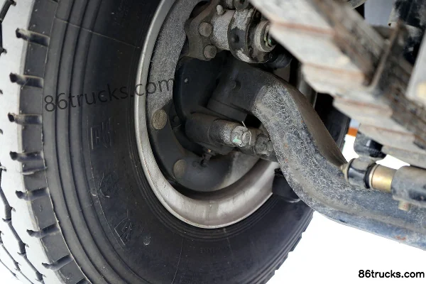Sinotruk HOWO Tongsai 154 ch 4X2(6 roues) camion porteur à ridelles à cabine demi-avancée 5,2 m Châssis (3) | 86Trucks