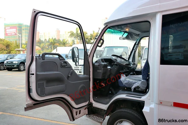 Isuzu 100P 98 ch camion fourgon fermé Cabine (1) | 86Trucks