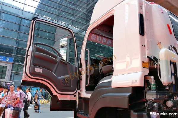 Qingling Isuzu VC46 poids lourd 350 ch 6X4(10 roues) tracteur routier Cabine (1) | 86Trucks