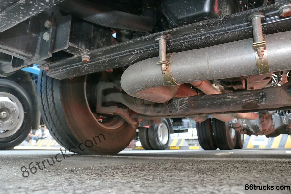 Qingling Isuzu VC46 poids lourd 350 ch 6X4(10 roues) tracteur routier Châssis (2) | 86Trucks