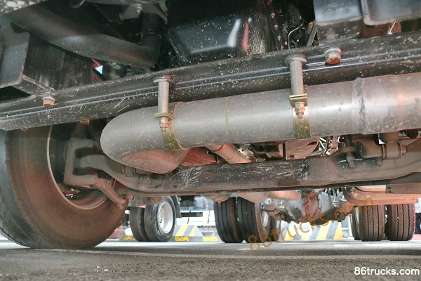 Qingling Isuzu VC46 poids lourd 350 ch 6X4(10 roues) tracteur routier Châssis (1) | 86Trucks