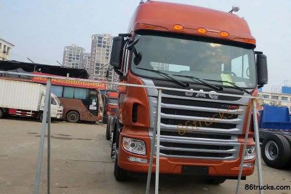 JAC Gallop A5W Heavy Truck 350 hp 8X4(12 wheels) 9.5m Flatbed Cargo Truck (Ratio: 3.417) Exterior (2) | 86Trucks