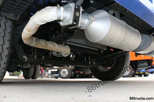 JAC Junling 120hp 4X2(6 wheels) explosive material transport truck (blue) Chassis (2) | 86Trucks