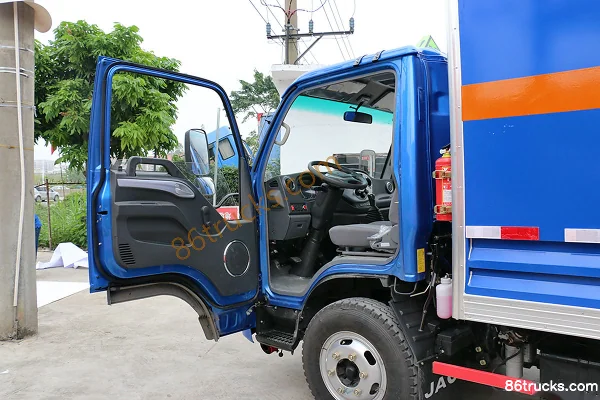 JAC Junling 120hp 4X2(6 wheels) explosive material transport truck (blue) Cab (1) | 86Trucks