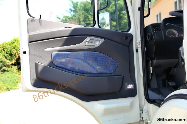 Sinotruk Hohan J5G medium truck 180hp 4X2(6 wheels) cargo truck chassis Cab (3) | 86Trucks