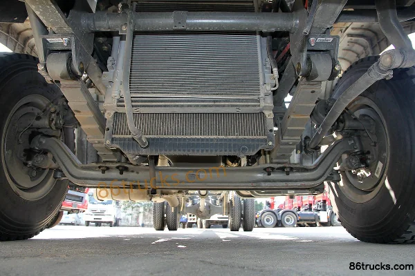 Sinotruk Hohan J5G medium truck 180hp 4X2(6 wheels) cargo truck chassis (2) | 86Trucks