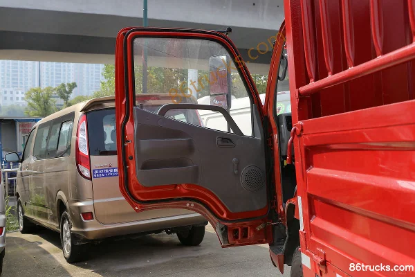 Foton Aumark 3 Series 156 hp 4X2(6 wheels) 4.75m semi-sleeper cage cargo truck Cab (1) | 86Trucks