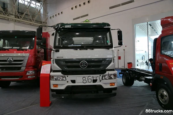 Sinotruk Sinotruk M5G Quasi-heavy Truck fuel tanker truck